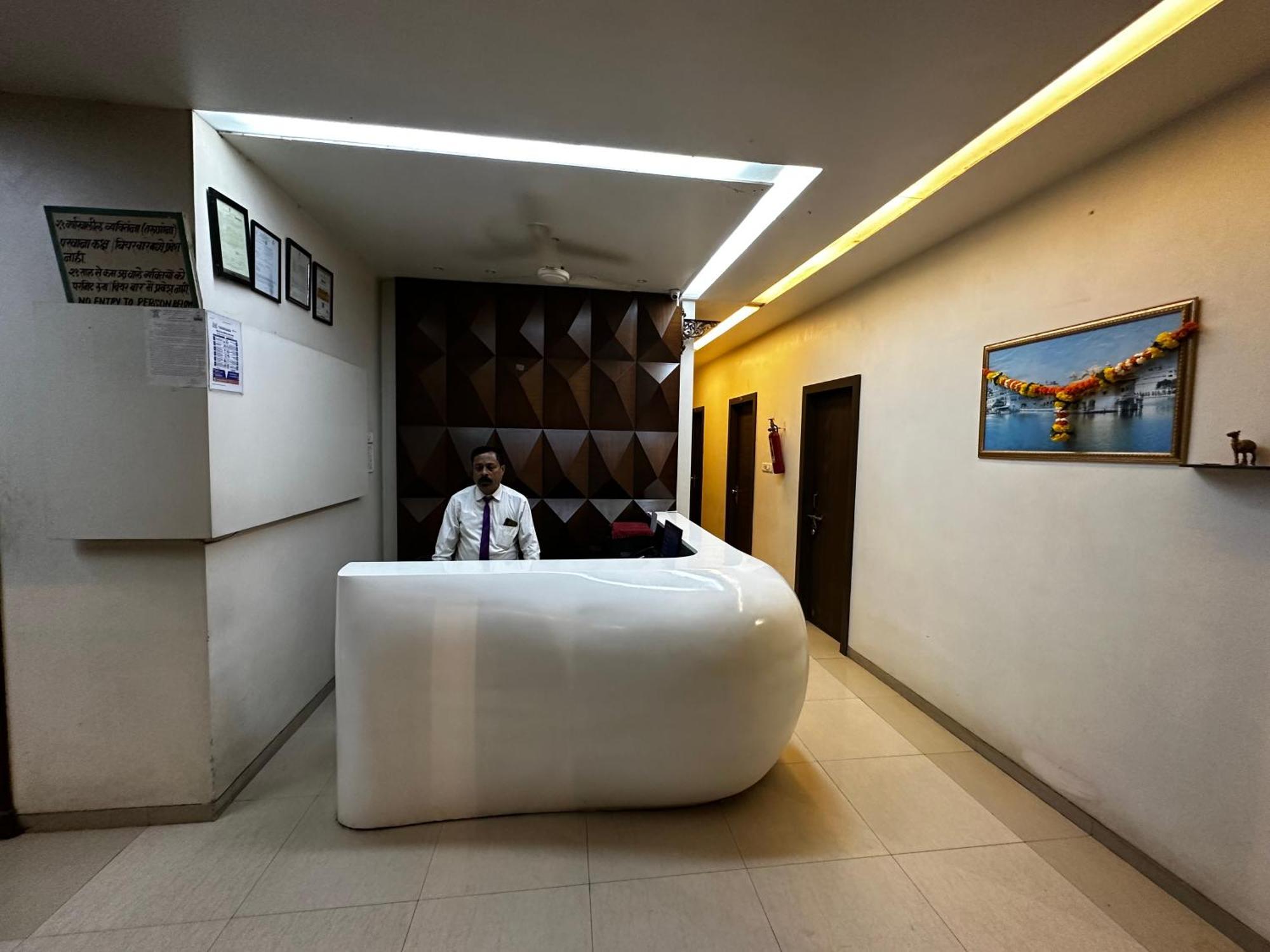 The Saffron Suites Sasupāda Exteriör bild